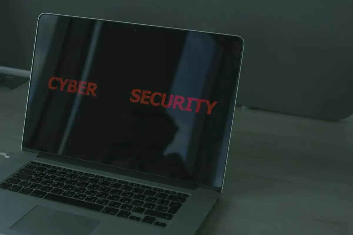 Cyberangriff auf kritische Infrastruktur einfach erklärt: Was passiert dann?