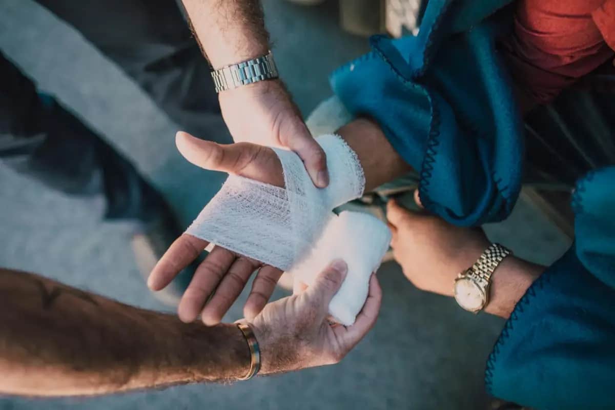 How to Treat Wounds Without a Doctor: Step-by-Step Guide